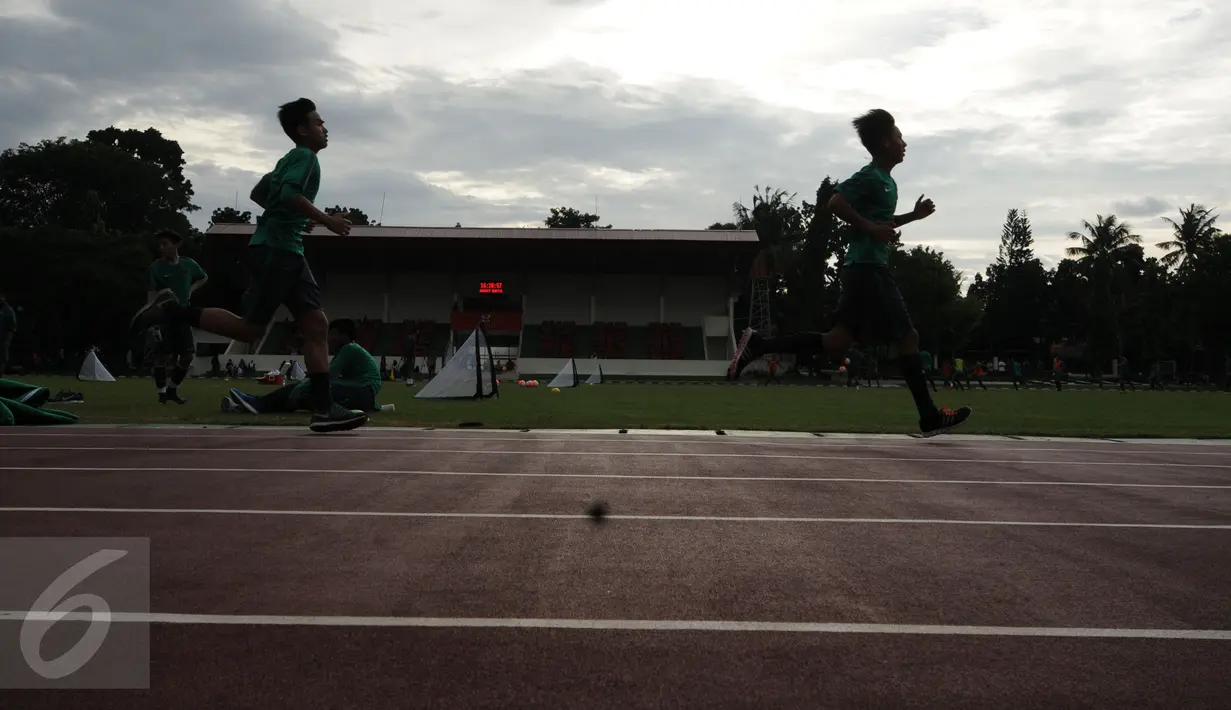 Pemain melakukan latihan lari cepat saat latihan seleksi Timnas Indonesia U-19 di Lapangan Atang Sutresna, Jakarta, Kamis (6/4). 14 pemain yang pernah berlaga di luar negeri mengikuti seleksi masuk Timnas Indonesia U-19. (Liputan6.com/Helmi Fithriansyah)