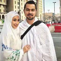 Bukan lagi bicara soal cinta kepada sesama manusia seperti pasangan muda-mudi, menurut mereka yang paling utama sekarang ini adalah mencintai sang Maha Pencipta. (Instagram/djorghisultan)