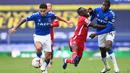 Penyerang Liverpool, Sadio Mane, berebut bola dengan gelandang Everton, Allan, pada laga lanjutan Liga Inggris di Goodison Park, Sabtu (17/10/2020) malam WIB. Liverpool bermain imbang 2-2 atas Everton.  (AFP/Laurence Griffiths/pool)