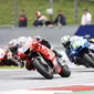 Pembalap Pramac Ducati Jorge Martin memimpin di depan Joan Mir dari Suzuki Ecstar dalam balapan MotoGP Styria di Red Bull Ring, Spielberg, Austria, Minggu, 8 Agustus 2021. (AP Photo/Gerhard Schiel)