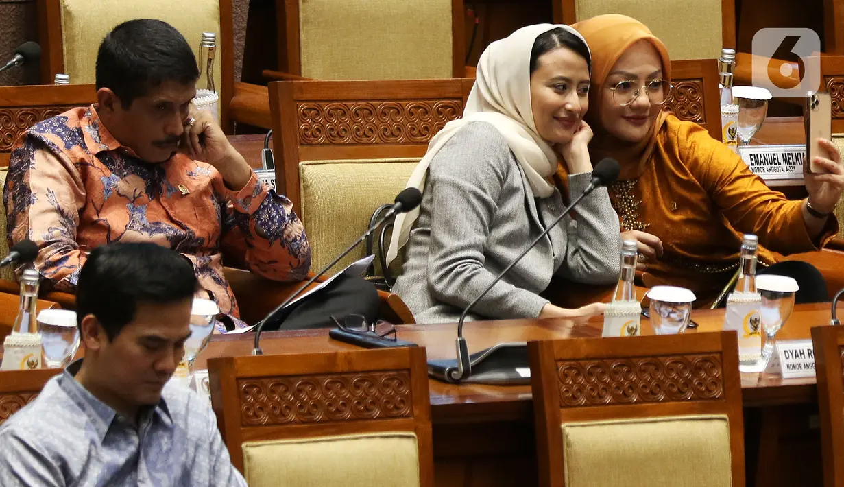 Anggota DPR mengikuti rapat paripurna di Kompleks Parlemen, Senayan, Jakarta, Senin (3/2/2020). Rapat Paripurna DPR menyetujui lima calon Hakim Agung dan tiga calon hakim ad hoc yang telah mengikuti uji kelayakan di Komisi III DPR untuk Mahkamah Agung. (Liputan6.com/Johan Tallo)