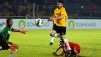 Penjaga gawang legenda Indonesia, Hendro Kartiko (kiri) tidak mampu menahan pergerakan mantan gelandang AC Milan, Gennaro Ivan Gattuso, saat berlaga di Stadion GBK Jakarta, (7/6/2014). (Liputan6.com/Helmi Fithriansyah)