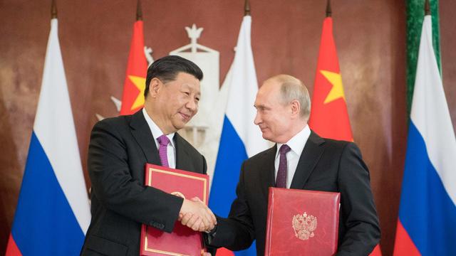 Presiden China Xi Jinping (kiri) berjabat tangan erat dengan Presiden Rusia Vladimir Putin (kanan) dalam sebuah pertemuan di Moskow (Xinhua)