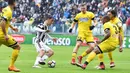 Striker Juventus, Paulo Dybala, berusaha melewati pemain Udinese pada laga Serie A di Stadion Allianz, Minggu (11/3/2018). Juventus menang 2-0 atas Udinese. (AP/Alessandro di Marco)