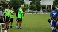 Pelatih Persib Bandung Roberto Mario Carlos Gomez dan staf pelatih. (Liputan6.com/Kukuh Saokani)