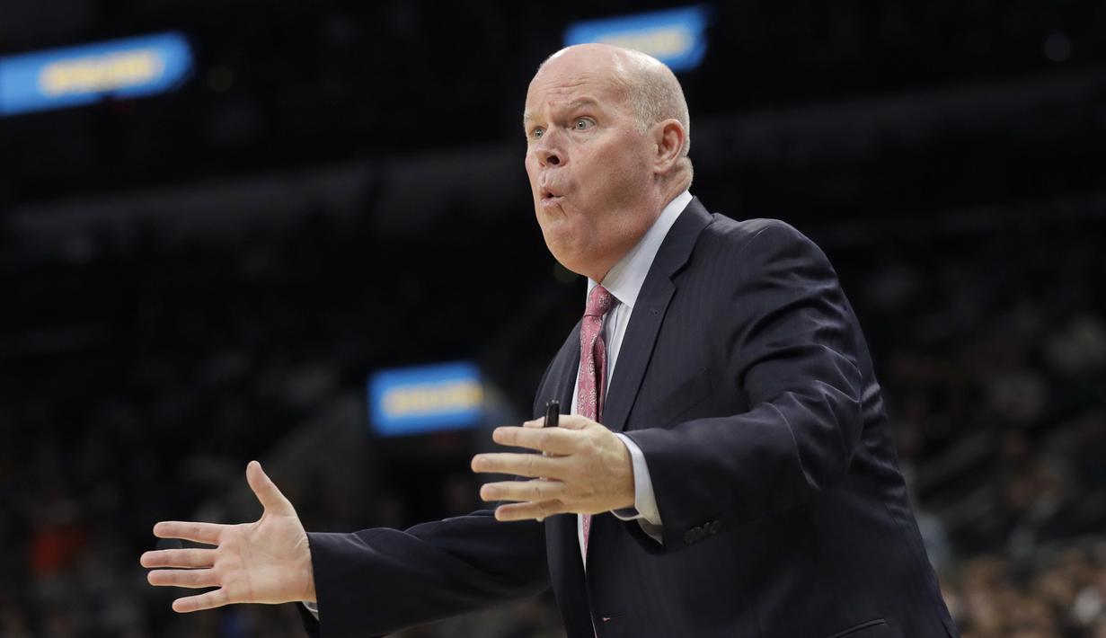 Ekspresi pelatih Charlotte Hornets, Steve Clifford saat memimpin timnya melawan San Antonio Spurs pada laga NBA basketball game di AT&T Center, San Antonio, (3/11/2017) waktu setempat. San Antonio menang 108-101. (AP/Eric Gay)