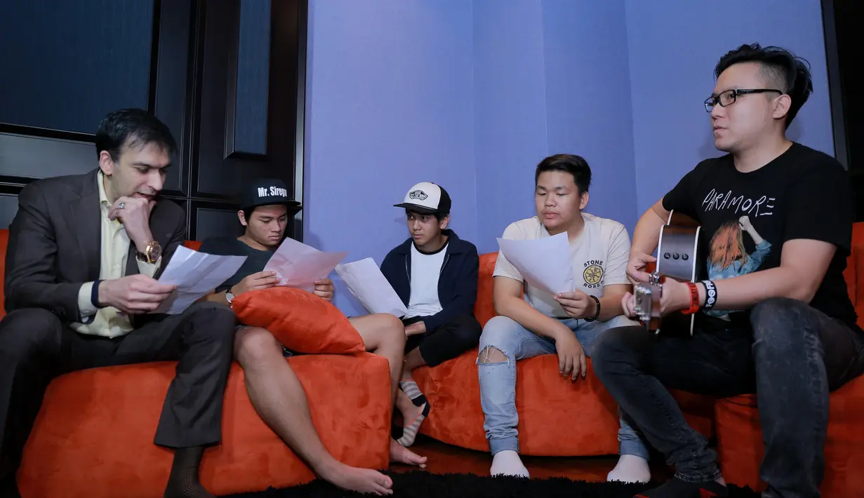 Berbeda dengan rekannya, Kiki merupakan anggota CJR yang paling tua lebih melihat sosok BJ Habibie dari film Habibie dan Ainun. Menurutnya, kesetiaan mantan Presiden mendampingi istrinya hingga akhir hayat patut diapresiasi. (Adrian Putra/Bintang.com)