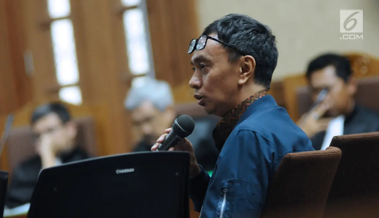 Terdakwa dugaan suap pemberian opini WTP laporan keuangan Kemendes PDTT, Ali Sadli menjawab pertanyaan JPU pada sidang lanjutan di Pengadilan Tipikor, Jakarta, Jumat (2/2). Sidang ini beragendakan pemeriksaan terdakwa. (Liputan6.com/Helmi Fithriansyah)
