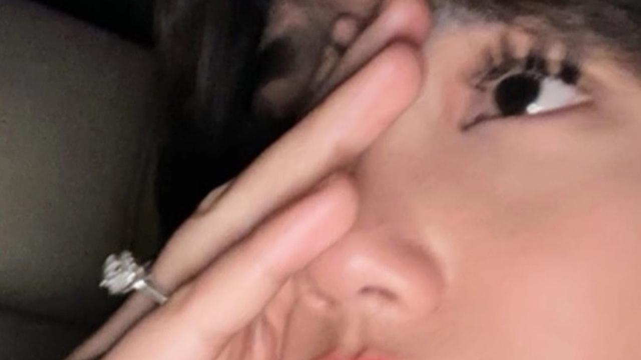 Sebelum kepergok tengah berkencan, Fuji sempat membuat sebuah story di akun Instagramnya. Adik dari Fadly Faisal ini mengaku tengah mengantuk namun tetap harus melakukan kencan malam minggu.