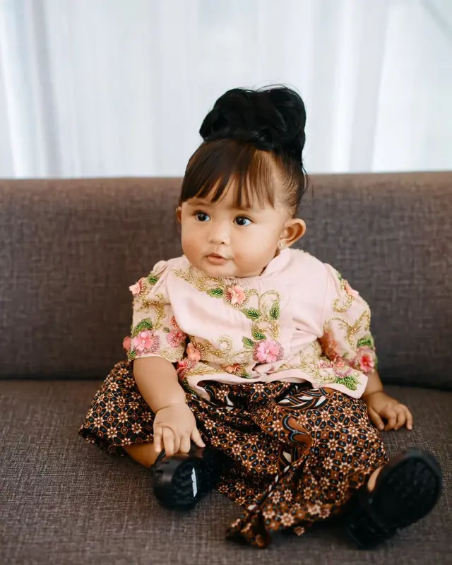 6 Potret Denny Caknan dan Bella Bonita selenggarakan tedak siten Cundamani, sang putri menggemaskan