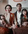 Siti Badriah dan Krisjiana Baharuddin mengajak kedua anaknya menghadiri sebuah acara pernikahan. Keluarga ini pun tampil dengan dress code Jawa sesuai dengan tema acara pernikahan. [@sitibadriahh]