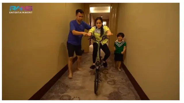 Pakai Brompton, Ini 10 Potret Nagita Slavina Belajar Naik Sepeda di Hotel
