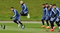 Angel Di Maria (kiri) dan Javier Mascherano melompat sesuai instruksi pelatih pada sesi latihan di City Football Academy, Manchester, (20/3/2018). Argentina akan melawan Italia pada laga persahabatan di Etihad Stadiu. (AFP/Anthony Devlin)