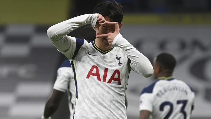 Gelandang Tottenham Hotspur, Son Heung-min berselebrasi usai mencetak gol ke gawang Manchester City pada pertandingan lanjutan Liga Inggris di Stadion Tottenham Hotspur di London, Inggris, Sabtu (21/11/2020). Tottenham menang atas City 2-0. (Neil Hall/Pool via AP)