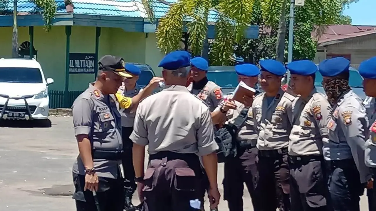 Kapoles Kayong Utara, AKBP Asep Irpan Rosaidi berinteraksi dengan bawahanya (Aceng Mukaram/Liputan6.com)