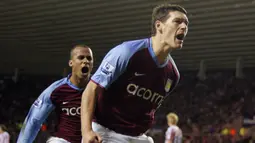 Gareth Barry. Gelandang bertahan yang telah pensiun pada Agustus 2020 bersama WBA ini tercatat sebagai pemain dengan penampilan terbanyak di Liga Inggris yaitu 653 penampilan. Pemain aktif yang mendekati rekornya adalah pemain Liverpool, James Milner dengan 575 penampilan. (AFP/Graham Stuart)