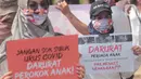 Sejumlah wanita dari Massa Aliansi Kompak menggelar aksi di depan Kemenkes, Jakarta, Kamis (26/11/2020). Aksi bertujuan untuk memberikan surat somasi kedua untuk segera menyelesaikan revisi Peraturan Pemerintah No. 109 Tahun 2012 (PP 109/2012). (Liputan6.com/Herman Zakharia)