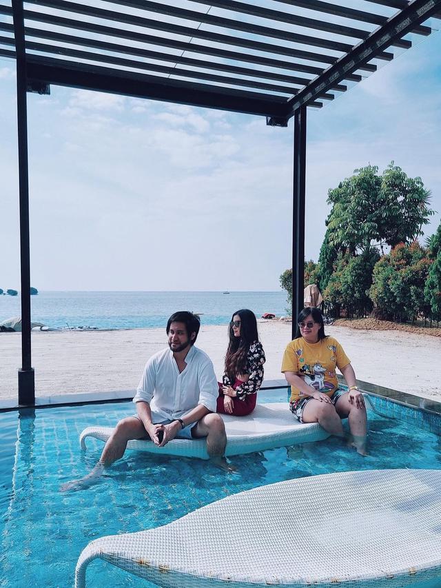 Momen Liburan Kevin Aprilio di Kepulauan Seribu, Tampil Macho dengan Brewok. (Sumber: Instagram/kevinaprilio)