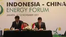 Menteri ESDM Ignasius Jonan (kanan) bersama Administrator of the National Energy Administration of the People's Republic of China Nur Bekri menandatangani kerja sama bidang energi di Jakarta, Senin (13/11). (Liputan6.com/Angga Yuniar)