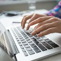 Ilustrasi Seseorang Sedang Menulis Jurnal Ilmiah di Laptop (freepik/katemangostar)