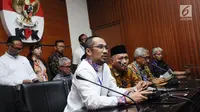 Mantan Ketua KPK, Abraham Samad (kiri) memberi keterangan usai pertemuan dengan pimpinan KPK di Gedung KPK, Jakarta, Selasa (31/10). Pertemuan membahas perkembangan kasus penyerangan penyidik KPK, Novel Baswedan. (Liputan6.com/Helmi Fithriansyah)