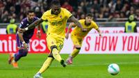Rafael Leao membawa AC Milan unggul lewat tendangan penalti saat menghadapi Fiorentina dalam pertandingan Serie A di San Siro, 19 Oktober 2025. (AP Photo/Luca Bruno)