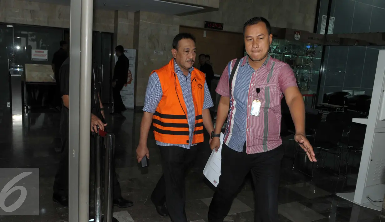 Direktur Keuangan PT Brantas Abipraya, Sudi Wantoko diperiksa sebagai tersangka terkait dugaan pelanggaran yang dilakukan Kepala Kejati DKI Jakarta Sudung Situmorang dan Asisten Pidana Khusus Tomo Sitepu, Jakarta, Rabu (13/4). (Liputan6.com/Helmi Afandi)