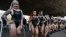 Rubia Machado (kiri) bersama para model lainnya ikut mempromosikan kontes kecantikan Miss Bumbum 2017 di Paulista Avenue, Sao Paulo, Brasil, Senin (7/8). Mereka berbaris di tengah jalan memamerkan tubuh seksi, terutama area bokong. (Nelson ALMEIDA/AFP)