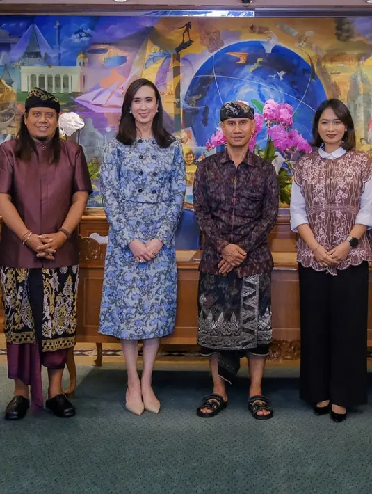 Kreasi batik Widi Wardhana dalam balutan batik dengan siluet yang beragam, anti membosankan. [Foto: Instagram/ Widi Wardhana]