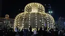 Orang-orang berkumpul di sekitar dekorasi Natal yang diterangi lampu pada Malam Natal di Seoul, Korea Selatan, Jumat (24/12/2021). (AP Photo/Ahn Young-joon)