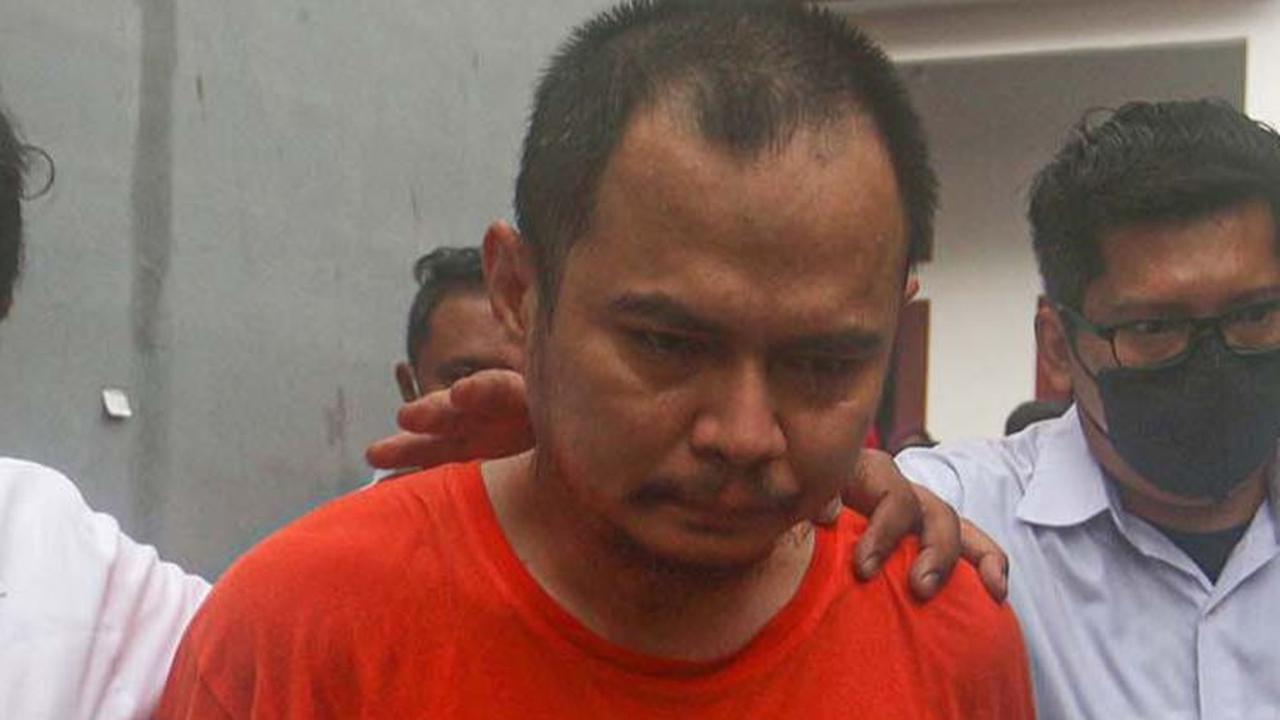 FOTO: Ekspresi Ayah yang Bunuh Empat Anaknya di Jagakarsa Saat Rekonstruksi: Wajahnya Tertunduk Lesu