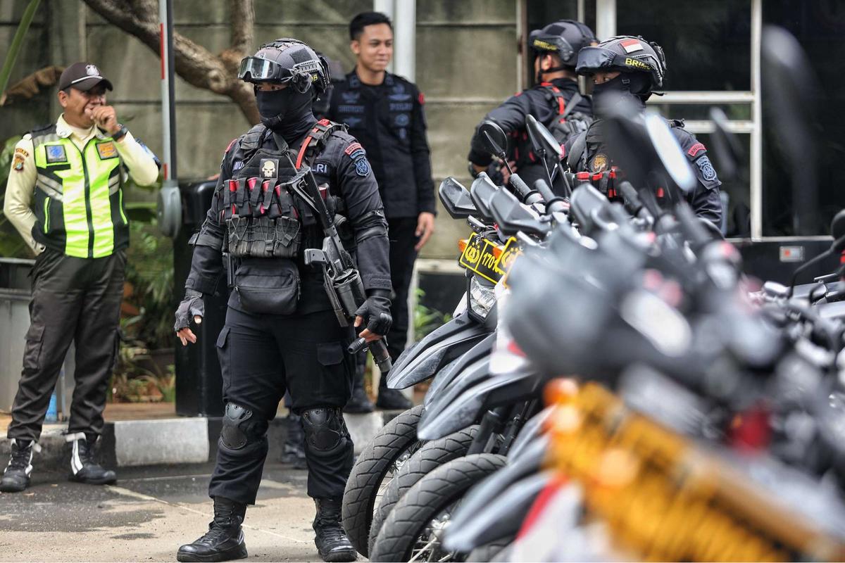 Gedung KPK Dijaga Ketat Polisi Bersenjata Saat Hasto Kristiyanto Diperiksa