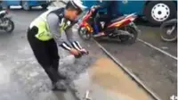 Aksi Lucu Polisi Demak Protes Jalan Rusak, Taruh Ikan Lele