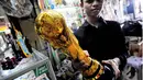 Harga replika Piala Dunia berkisar RP 750 ribu hingga Rp 2 juta, Jakarta, Selasa (24/6/14). (Liputan6.com/Faizal Fanani)