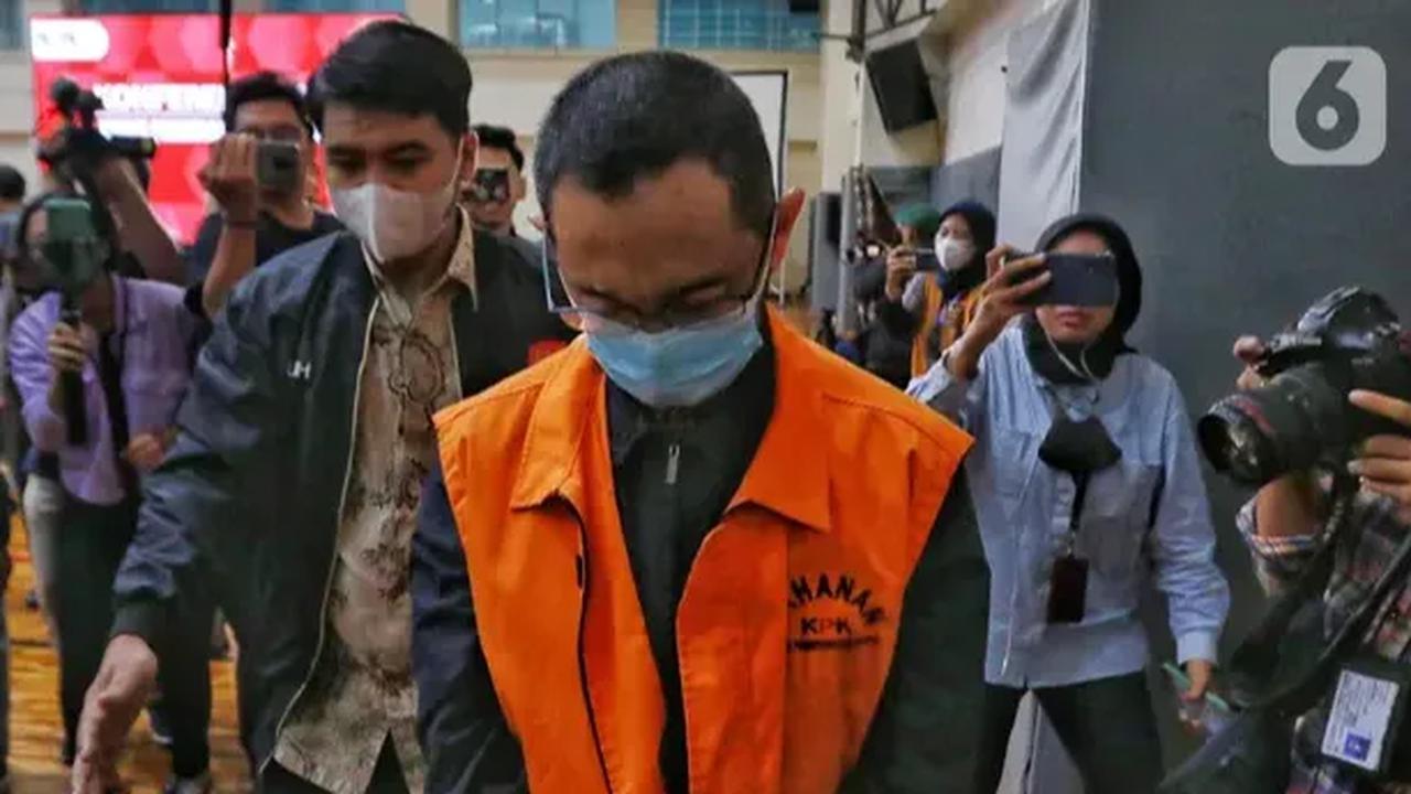 Ali memastikan, tindakan dilakukan KPK memiliki dasar hukum yang kuat. Jika para pihak yang menghalangi masih tidak mengindahkan peringatan KPK, maka mereka bisa dikenakan Pasal 21 UU Tindak Pidana Korupsi (Tipikor).