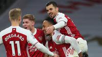 Strker Arsenal, Pierre-Emerick Aubameyang (dua dari kanan), merayakan gol ke gawang Leeds United dalam laga lanjutan Liga Inggris di Stadion Emirates, Minggu (14/2/2021). (AFP/Catherine Ivill)