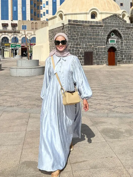 Gamis biru pastel dengan detail lengan balon yang dipadukan hijab segi empat warna pink memberi kesan manis pada tampilan. @ririnekawati.