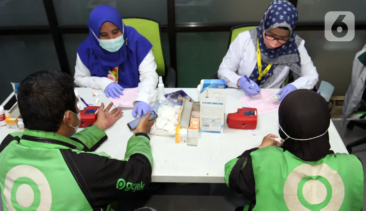 <p>Mitra driver Gojek melakukan registrasi donor darah di sel-sela penandatanganan Nota Kesepahaman antara Gojek dan Palang Merah Indonesia (PMI) Provinsi DKI Jakarta, Senin (25/4/2022). Nota Kesepahaman tersebut mengukuhkan kerja sama GoSend dengan PMI Provinsi DKI Jakarta dalam pengiriman instan transfusi darah antara PMI dan Rumah Sakit yang telah terdaftar melalui kemudahan GoSend Portal. (Liputan6.com/Fery Pradolo)</p>