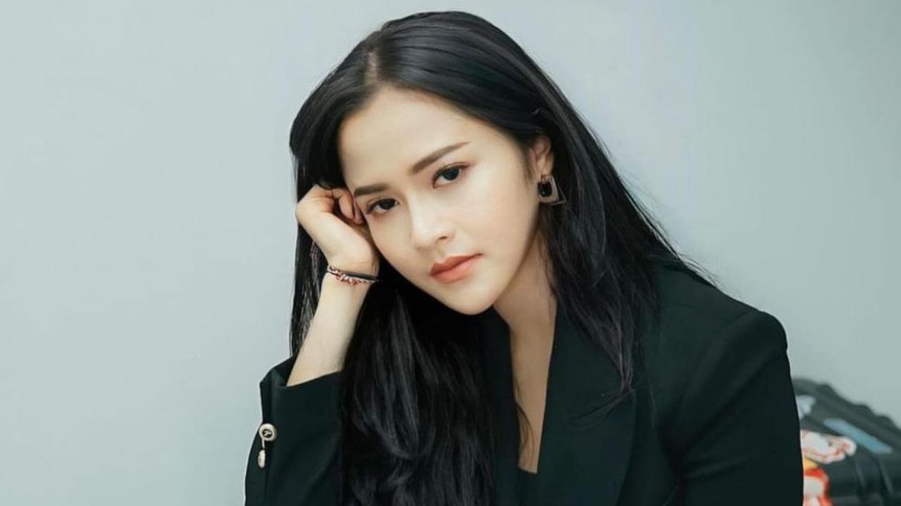 7 Tampilan Menawan Bella Bonita Berbalut Outfit Serba Hitam, Stylish Abis