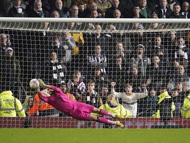 Kiper Newcastle, Marin Dubravka (kiri) menepis tendangan pemain Blackburn, Dominic Hyam pada babak adu penalti saat laga putaran kelima Piala FA 2023/2024 yang berlangsung di Ewood Park, Blackburn, Inggris, Rabu (28/02/2024) dini hari WIB. (AP Photo/Dave Thompson)