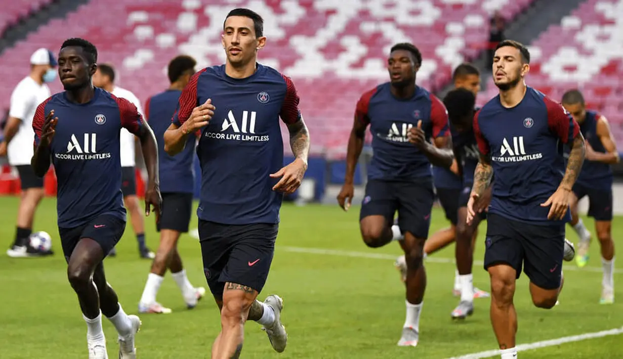 Pemain Paris Saint-Germain (PSG) saat latihan jelang laga final Liga Champions di Stadion The Luz, Portugal, Sabtu (22/8/2020). PSG akan berhadapan dengan Bayern Munchen. (David Ramos/Pool via AP)