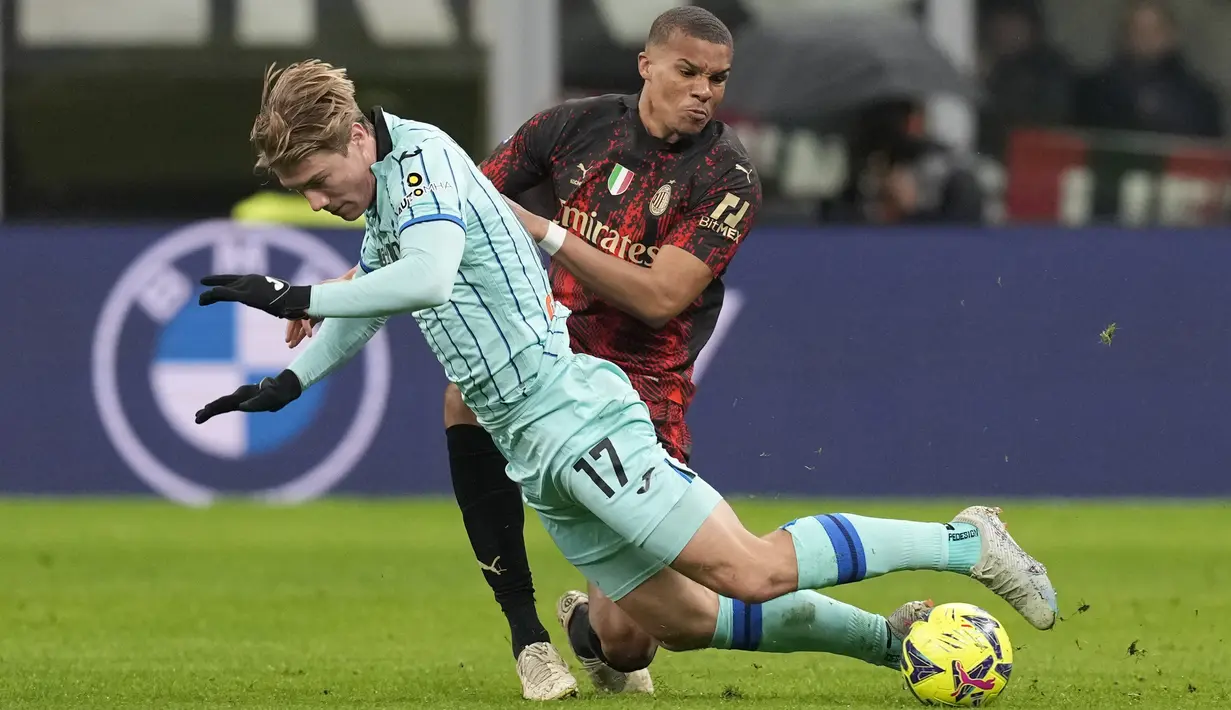 Penyerang Atalanta Rasmus Hojlund berebut bola dengan bek AC Milan Malick Thiaw pada lanjutan Liga Italia Serie A musim 2022/2023, Senin (27/2/2023) dini hari WIB. Adapun Atalanta dengan kekalahan ini tertahan di posisi enam klasemen Liga Italia dengan koleksi 41 poin.  (AP Photo/Antonio Calanni)