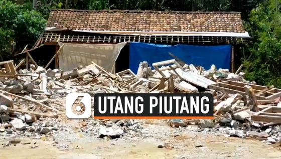 VIDEO: Kesal Utang Tak Dilunasi, Anak Robohkan Rumah Milik Ibunya