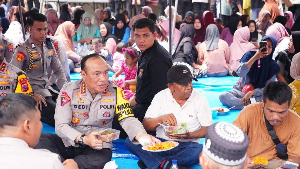 Momen Wakapolri Makan Rendang Bareng Pengungsi Korban Bencana di Padang Pariaman, Pastikan Kebutuhan Warga Terpenuhi
