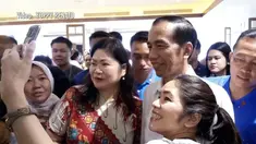 Presiden Jokowi menonton film Dilan 1990 di sebuah mal di Jakarta.  Hal tersebut menarik perhatian pengunjung.