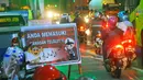 Sebuah plang bertuliskan kawasan telolet dipasang di jalur pantura Brebes, Jawa Tengah, Jumat (23/12). Demam Telolet yang saat ini sedang membuming membuat petugas kepolisian setempat memasang Papan tersebut. (Liputan6.com/Angga Yuniar)