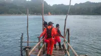 Tim SAR gabungan melakukan pencarian pemancing Kebumen yang tenggelam terseret arus di Breakwater Jetis, Cilacap. (Foto: Liputan6.com/Basarnas)