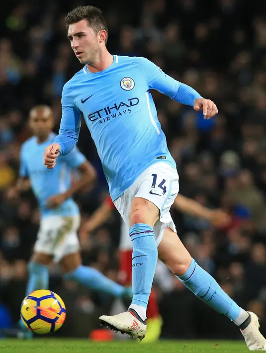 Bek Aymeric Laporte membawa bola saat bertanding melawan West Bromwich Albion's di Liga Inggris di Stadion Etihad, Manchester (31/1). Pemain 23 tahun ini menjadi pemain keenam yang diboyong Pep Guardiola pada musim 2017-2018. (AFP Photo/Lindsay Parnaby)