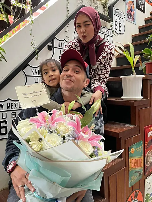 Memberi kejutan kepada suami, Richa Novisha sudah tahu kalau bakal tidak mempan. Pasalnya, Gary Iskak selalu sudah tahu. Meski begitu ia pun sudah berusaha dan mengucap syukur karena bersama-sama melewati pernikahan yang berlika-liku selama 13 tahun.(Liputan6.com/IG/@iskak_gary)