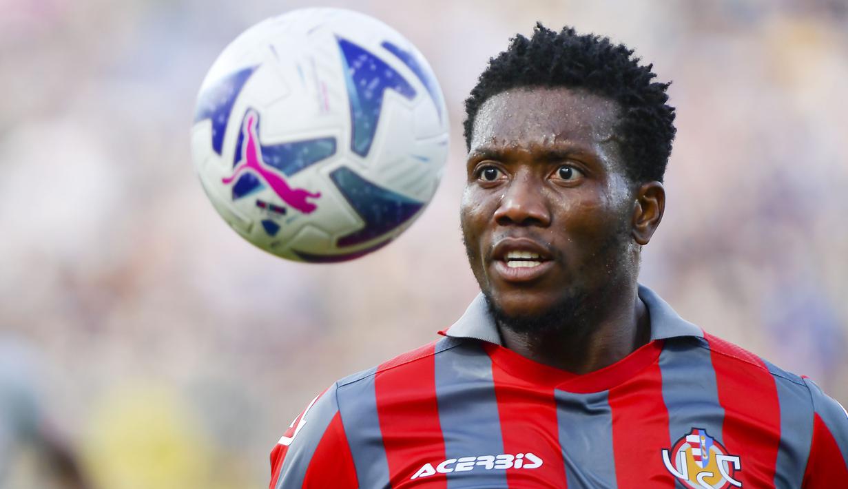 Pemain Cremonese, David Okereke, berusaha mengontrol bola saat melawan Udinese pada laga Liga Italia di Stadion Alberto Picco, Minggu (30/10/2022). (Claudio Grassi/LaPresse via AP)